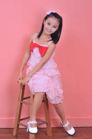  牛欣欣，2003年7月2日出生于河南商丘，中国大陆女歌手、演员。3岁便登台演出豫剧，4岁参加河南卫视《梨园春》戏迷擂台赛，成为银奖得主。曾荣获第12届中国戏曲小梅花“十佳金奖”；第2届“和平杯”中国京剧小票友邀请赛“十小名票”，第四届“擂响中国”戏迷擂台赛银奖得主；“非常6+1”“非常明星”。