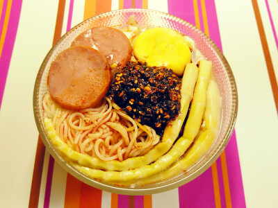 明明不饿却还是想吃，那就面条来一碗，没有西红柿和小青菜有点不开心，不过凑合着吃吧，谁让我馋呢