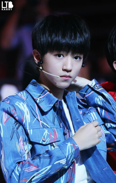 #TFBOYS##王俊凯#from weibo 王俊凯溜图博 小眼神真的是