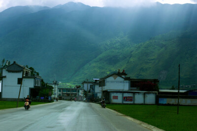 “你住的城市下雨了,很想问你有没有带伞.可是我忍住了,因为我怕你说没带,而我又无能为力.就像是我爱你却给不到你想要的陪伴.” 该睡觉了 晚安！