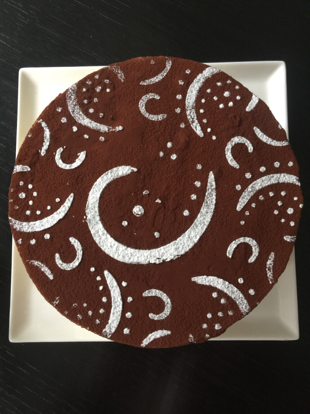 自制的提拉米苏蛋糕。味道超赞。一直感觉提拉米苏是咖啡的绝配，找了好几家蛋糕店都不满意他们的提拉米苏味道。自己做的真是好吃极了：）