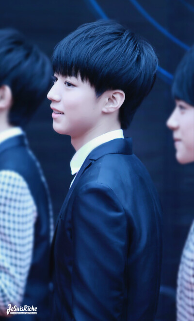 #王俊凯# #TFBOYS王俊凯# #TFBOYS# 150411音悦V榜红毯 cr logo