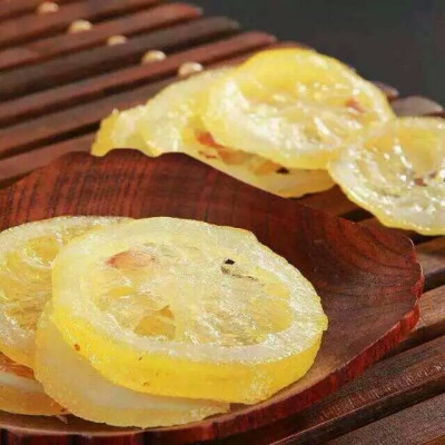 水晶柠檬片~干吃，泡水泡茶都可以，一片可以泡一杯哟，能美白瘦身补充维C，不是很苦，可以当作瘦身小零食~
