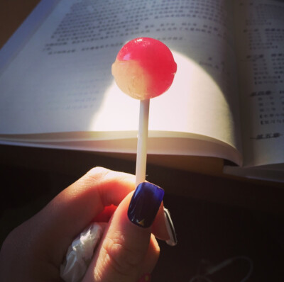 不会撒娇，小时候想要什么东西就只会眼巴巴的看着，得不到就只好算了。长大之后，以为得不到是因为自己不够努力，后来才发现，其实会撒娇比努力还管用。有时候真羡慕那些甜甜的姑娘，软软糯糯的说句话，笑一笑，人心…