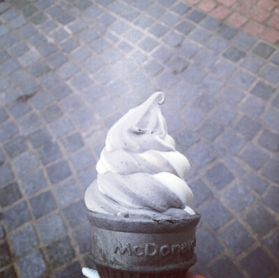 小钱小酒小狗，雪糕阳光吹牛。