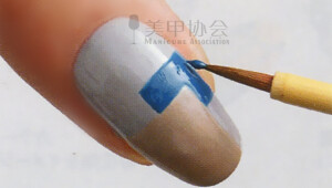 3、细致一点的色块，我们用彩绘笔画，如图，画出一个蓝色转角，照灯固化。