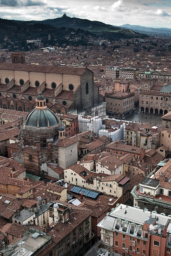 Bologna,Emilia-Romagna,Italy (by Emanuele Peghetti)。意大利博洛尼亚，位于亚平宁山脉北麓，是一座始建于公元5世纪的古城，至今仍保留着浓郁的历史特色。这里是艾米利亚-罗马涅大区首府，也是意大利生活水平较高的城市之一。长久以来这个大区被人们仅仅当成是威尼托大区和托斯卡纳大区的垫脚石，名不见经传，但事实上这里却是意大利被埋没的乐土之一。老城还有很多等待发现的惊喜，比如千年不倒的双塔，“小威尼斯”河道，海神喷泉夜晚背影。