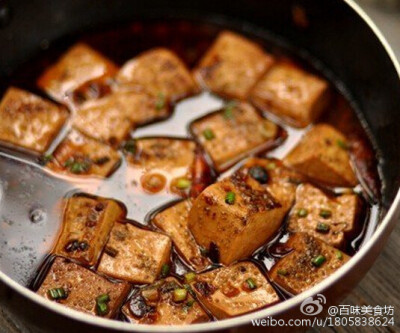  【孜然麻辣豆腐】1.豆腐焯水捞出2.生粉兑水3.锅中放适量油，下葱白、蒜瓣爆香4.适量老干妈5.放干辣椒花椒6.放豆腐，生抽，放老抽少许7.适量盐8.白糖适量9.适量孜然粉10.适量清水，没过豆腐的量11.盖上锅盖炖煮入味1…