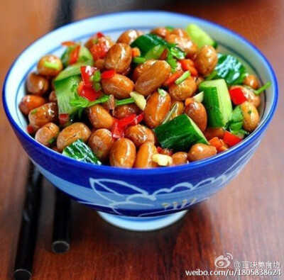 【凉拌花生】1.锅内冷油，放入花生仁保持小火炸，炸时可把锅子侧起让油浸过花生。2.炸至花生变深色，即熄火，捞起沥净油，放凉1小时。3.黄瓜切去内部的芯，切成小块。红椒，香菜切碎，大蒜剁成蒜。4.将调味料在碗内…