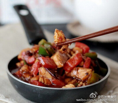  【彩椒酱爆鸡丁】1.鸡肉切成0.7-1cm见方的小丁，然后用料酒、淀粉、少许盐，腌制10min，然后将彩椒切成鸡丁大小的片状。2.热油，加入蒜瓣、干辣椒煸炒出味3.加入酱料，中火炒熟后，开大火下鸡丁，炒至变色4.变色后…