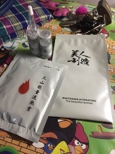 很多人问我这是什么，这个叫暖膜，它是需要匹配暖贴加热再敷的，打开毛孔，吸收更多的精华，因为是蚕丝面膜，质地很薄，除了补水美白还有修复的作用，整盒买有两瓶精华，用过就懂了