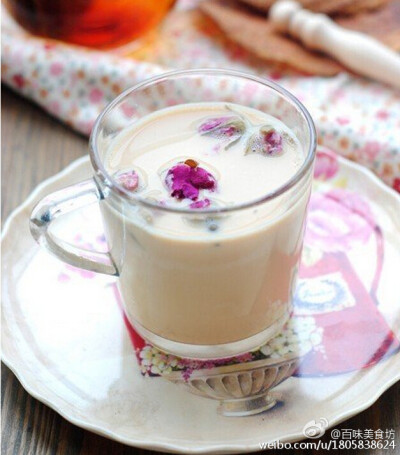 【玫瑰奶茶】1.将红茶包和玫瑰花一起放在杯中。2.倒入半杯开水冲泡。3.将泡好的茶静置2分钟。4.取红茶包，倒入温热的牛奶。5.加入适量蜂蜜搅拌均匀即可。
