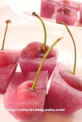 【果冰樱桃心】（材料）葡萄果汁、樱桃。（做法）1.冰盒每个格子放一颗樱桃，樱桃的蒂不要去掉，这样方便拿；2.每个格子灌满葡萄汁；3.入冰箱冷冻3小时即可。