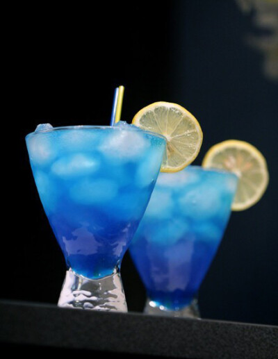 蓝色的夏日饮品——蓝色珊蝴礁（Blue Lagoon ） 【材 料】：伏特加60毫升、蓝色橙皮酒30毫升、凤梨汁60毫升、柑橘酒3-5毫升、凤梨带皮切片 【制 法】：除了凤梨片之外，将所有材料与碎冰放入雪克壶中充分摇匀后…
