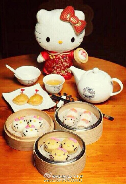 #HELLOKITTY走進中國茶#@樂茶軒Lockcha @舒淇 日前微博曾透露去&amp;quot;嘗鮮&amp;quot;[偷笑]#Hello Kitty 中菜軒#於今日正式開始試業[噢耶]大至全店裝修,小至擺設及餐具皆是#Kitty# 元素[心]馬拉糕、蝦餃王、流沙包等點心更是以@HelloKitty 造型亮相,連炒牛河 上的蛋絲都舖成蝴蝶結形狀