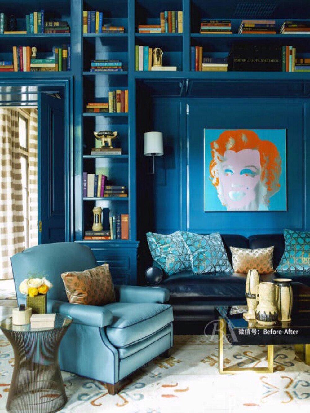  在色彩原理上，蓝与橙互为补色，看似不搭调的色彩，如果使用得当也能对味。这是一间来自芝加哥公寓的书房，墙壁与书架均为浓重的孔雀蓝，使空间酝酿出独特的静谧味道。面积微小的橙色点缀，为孔雀蓝借出温暖火光，一点点亮色也能提升温度，带来热情的跳跃感。