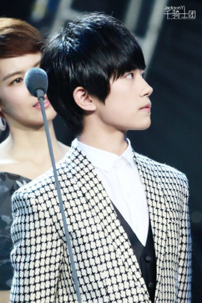 易烊千玺神侧颜 cr logo