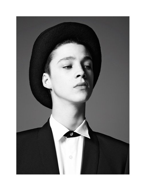 Ash Stymest，91年英国模特，《Vogue Homme》日本版创刊号的封面男孩，MANNEQUINS 乐队的鼓手。 浑身纹身，干瘦，酷酷的表情，充满了个性魅力。