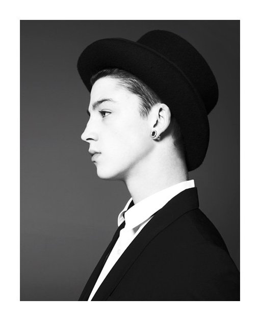 Ash Stymest，91年英国模特，《Vogue Homme》日本版创刊号的封面男孩，MANNEQUINS 乐队的鼓手。 浑身纹身，干瘦，酷酷的表情，充满了个性魅力。