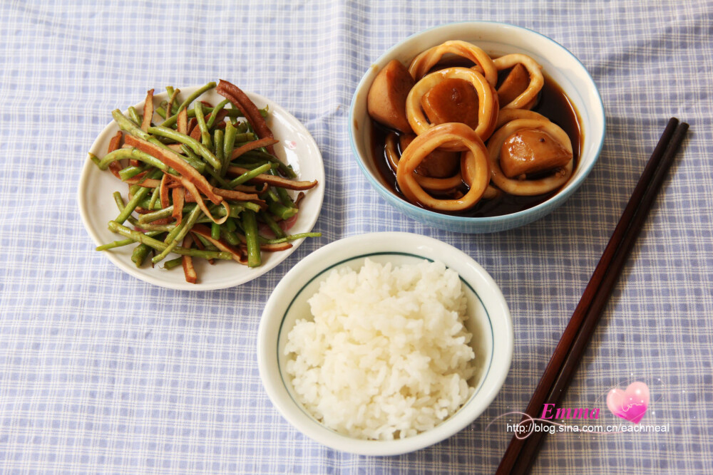 『4月14日的午餐：和风鱿鱼芋艿和芦蒿干子。』从3月30日开始每天慢走4公里，晚餐由两个菜减成一个菜，米饭改成粥，两周时间竟然从152斤减到了145斤，让我好惊喜。虽然结婚前也曾经减肥过三次，但除运动外都要配合节食，严格的忌口对于吃货而言真的太痛苦了。这次减肥却好快乐，每天依然变着样做好吃的。