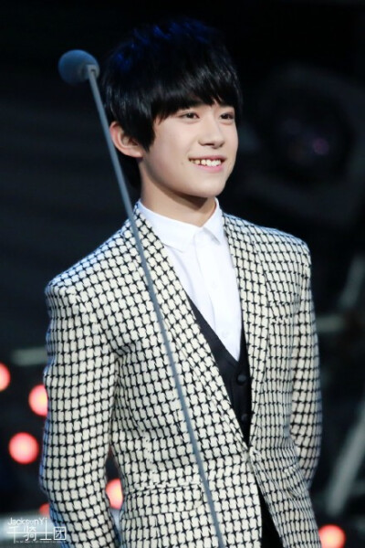 怎么笑得这么好看 cr logo