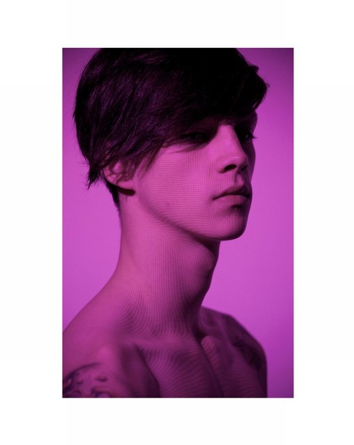 Ash Stymest，91年英国模特，《Vogue Homme》日本版创刊号的封面男孩，MANNEQUINS 乐队的鼓手。 浑身纹身，干瘦，酷酷的表情，充满了个性魅力。