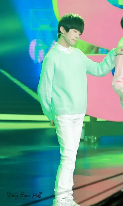 易烊千玺超可爱 cr logo