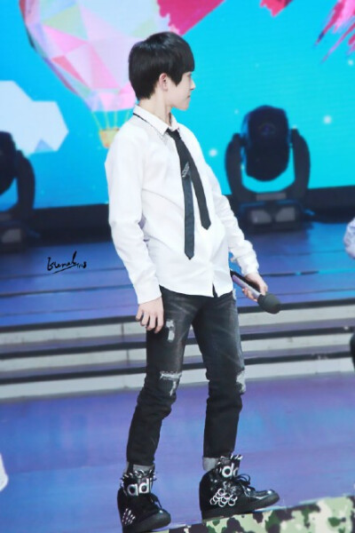 易烊千玺 cr logo