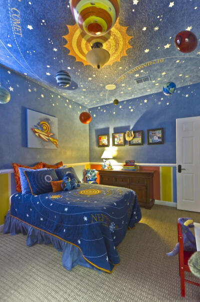 梦幻的蓝色，天花模拟顶行星设计，为孩子营造不一样的童话般宇宙世界 ，梦幻的儿童房卧室！