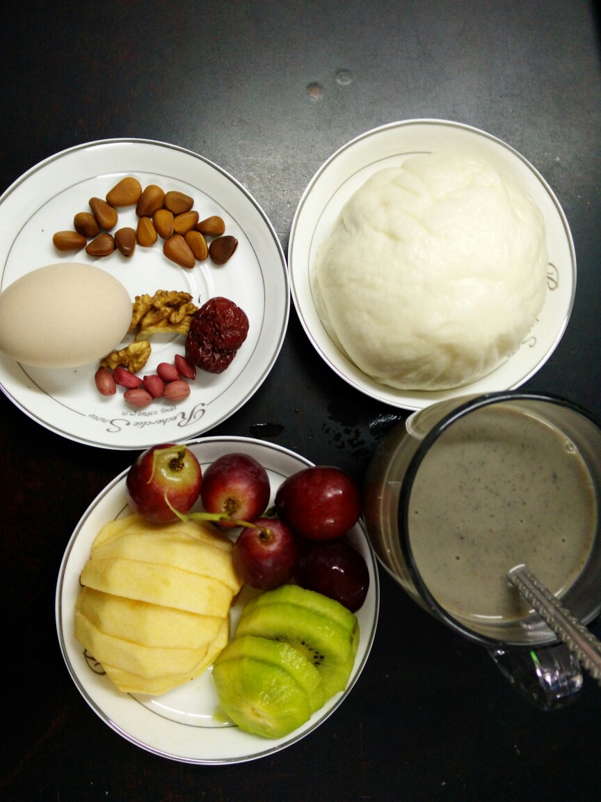 红豆包，鸡蛋，坚果水果早餐