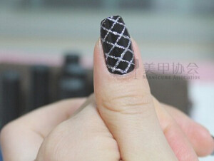 3、大拇指我们用细勾线笔沾取银色亮粉甲油画出格纹，如图。