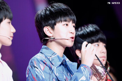 #王俊凯# #tfboys# 但其实他不喜欢独只的冰棍，他喜欢那种，两只一模一样的雪糕装在一个包装袋里，然后哥哥异常爽快的扯开袋子，他一根，阿原一根。