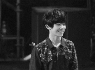 易烊千玺不得了了_(:зゝ∠)_cr：logo