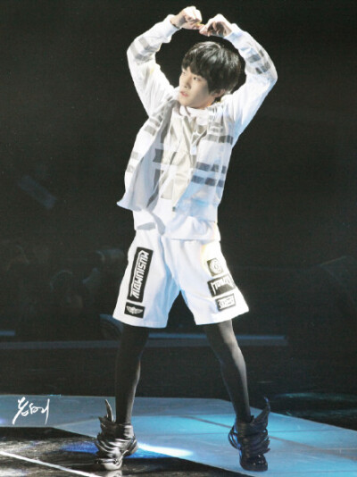 易烊千玺跳起舞来帅炸cr logo