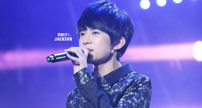 温柔唱歌的boy易烊千玺 cr logo