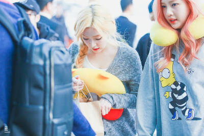 #Red Velvet# #Irene# 150411 仁川机场 饭拍3p cr:Star light baby 饭拍禁二改禁商用转载注明出处 原图∝http://t.cn/RApvrlw http://t.cn/RApvrlz http://t.cn/RApvrlZ 色调[悲伤]