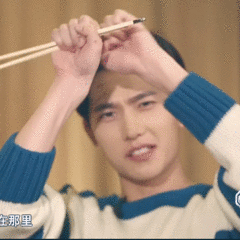 #杨氏酒家厨师长教你做西湖醋鱼# #杨洋明星美食地图#[GIF]跟西湖醋鱼相比，还是这只可爱的杨大厨比较下饭，咬下一口都是满满的甜味~