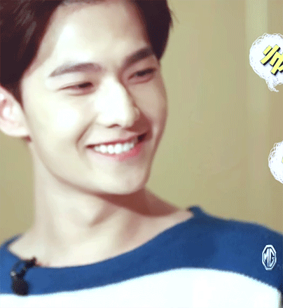 #杨氏酒家厨师长教你做西湖醋鱼# #杨洋明星美食地图#[GIF]跟西湖醋鱼相比，还是这只可爱的杨大厨比较下饭，咬下一口都是满满的甜味~