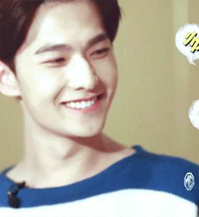 #杨氏酒家厨师长教你做西湖醋鱼# #杨洋明星美食地图#[GIF]跟西湖醋鱼相比，还是这只可爱的杨大厨比较下饭，咬下一口都是满满的甜味~