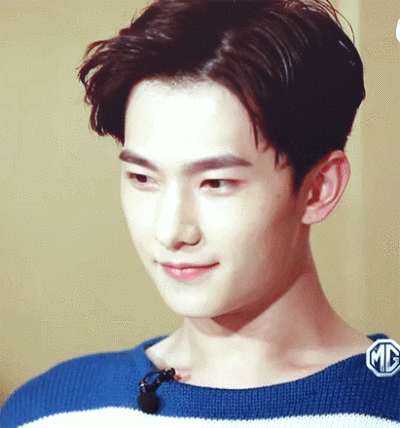 #杨氏酒家厨师长教你做西湖醋鱼# #杨洋明星美食地图#[GIF]跟西湖醋鱼相比，还是这只可爱的杨大厨比较下饭，咬下一口都是满满的甜味~