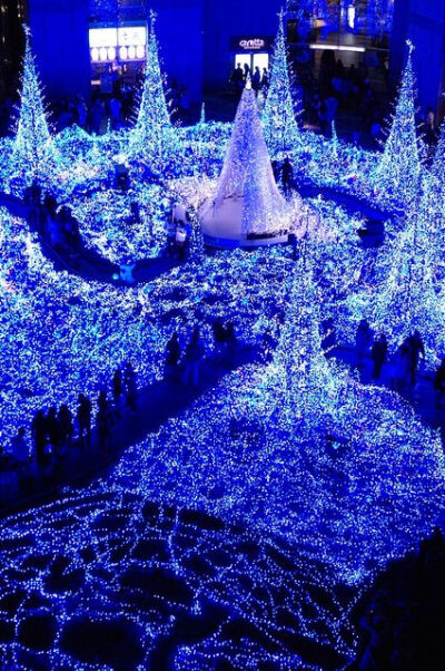 Christmas Caretta illumination Blue Forest, Tokyo, Japan。日本东京汐留Caretta广场“光之回廊”。从每年十一月到隔年二月，在东京许多的景点都会有点灯活动。2014年长达两个月的汐留Caretta的点灯主题『光の渓谷…