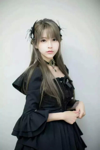 韩国模特yurisa韩国模特yurisa被广大玩家戏称为“韩国整容新模板”。颜值逆大眼高鼻梁瓜子脸，犹如混血洋娃娃。