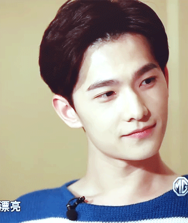 #杨氏酒家厨师长教你做西湖醋鱼# #杨洋明星美食地图#[GIF]跟西湖醋鱼相比，还是这只可爱的杨大厨比较下饭，咬下一口都是满满的甜味~