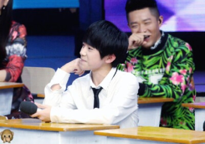 易烊千玺 乖乖的 cr logo