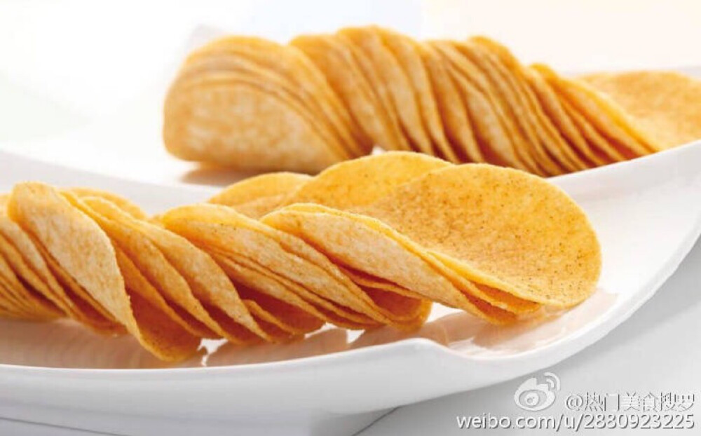 【微波炉版薯片】口味：椒麻味。菜品特色：黑胡椒可以换成其他的调味，如辣椒粉，孜然粉等。2、第一次做的时候可以在旁边看着点，如果糊了就减少转的时间，如果不脆就适当延长些时间，灵活掌握哈。