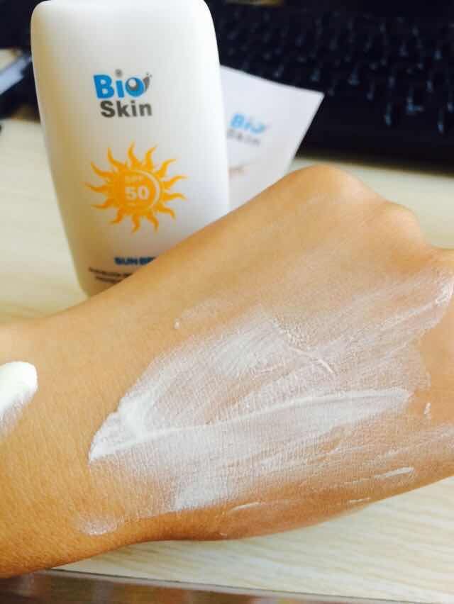 AEC · Bio Skin智能防晒乳 7⃣️重功效 360°护肤： 【防晒】SPF50+++防晒指数 【遮瑕】智慧感光、强力遮瑕、隐形毛孔 【美白】多种还原成份、智能适应环境 【修复】强烈修复作用促进细胞更新 【滋润】清爽不油腻、滋润水汪汪 【隔离】有效防晒UVA、UVB 【打底】超越打底、一支超越多支