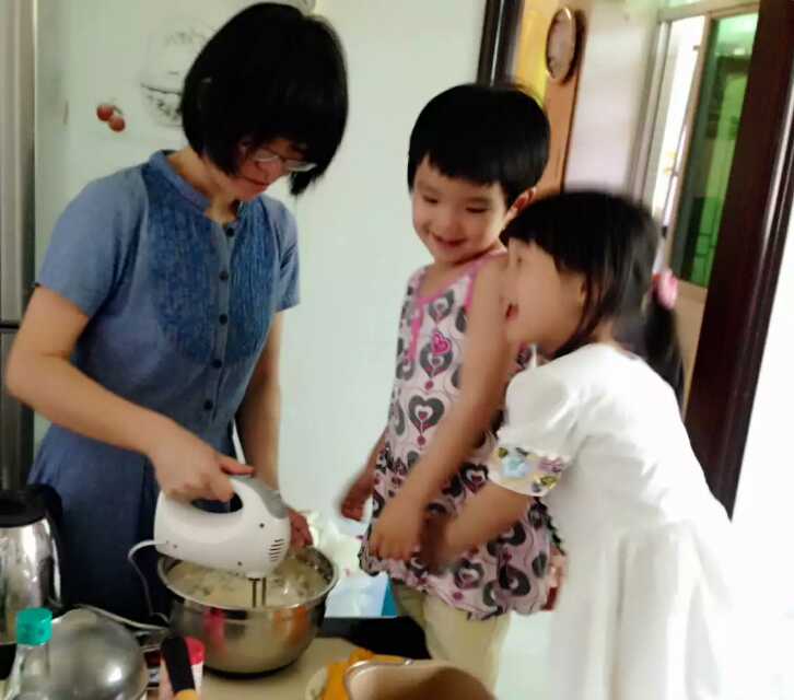 这是陈禅老师和她女儿许愿，还有小朋友制作蛋糕的照片