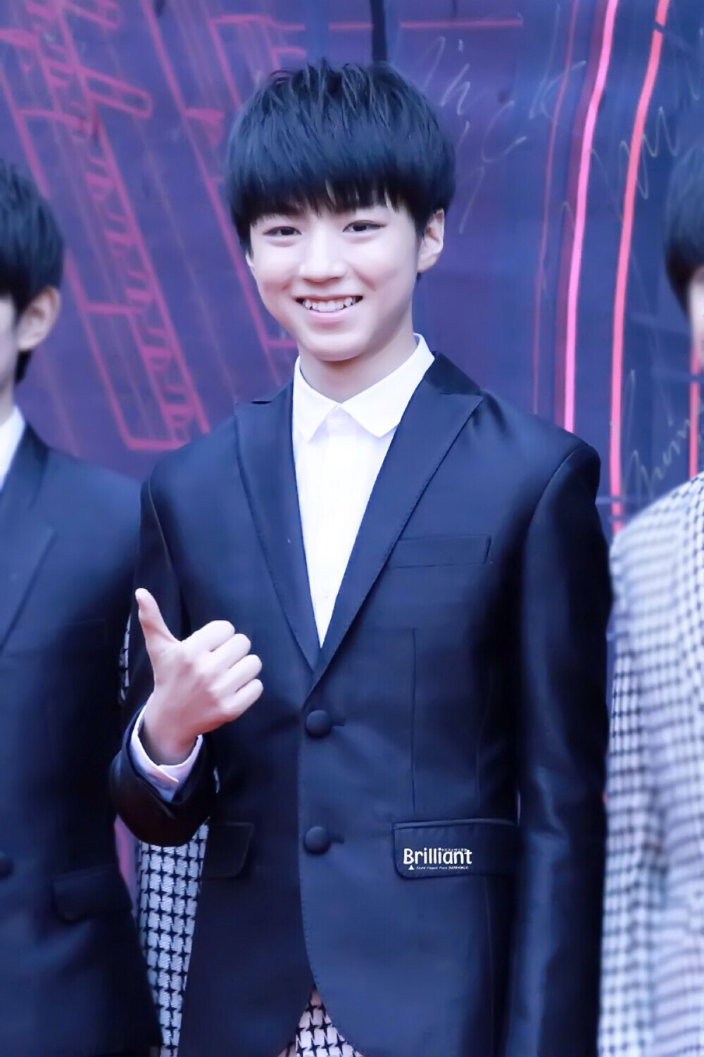 #王俊凯# #tfboys# 送星星差那么多，可是我也没办法了……收完美图去送一下星星呗，就下一个QQ空间的APP，然后点进社区-粉丝吧-小凯，然后送就好了?。?！不要懒，懒追个毛线的星……数据不好的话简直做什么都没底气……粉丝没底气没关系，他没底气真的很不好→_→