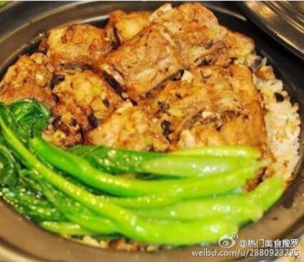 【豉汁排骨煲仔饭】1．排骨洗净泡去血沫，加葱姜蒜末、豆豉、香菇、盐、料酒、老抽、生粉、白糖腌；2．香米泡1小时后沥干，入锅加适量水，盖盖，按煮饭键；3．煮米同时，排骨开水入锅蒸15min；4．排骨均匀铺在米上加些蒸出的汤汁淋少许油再按煮饭键，跳后焖15min开盖放青菜。