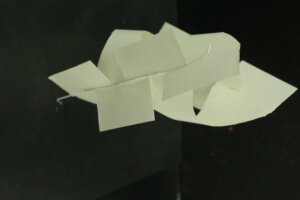 拼上去的，用铁丝固定